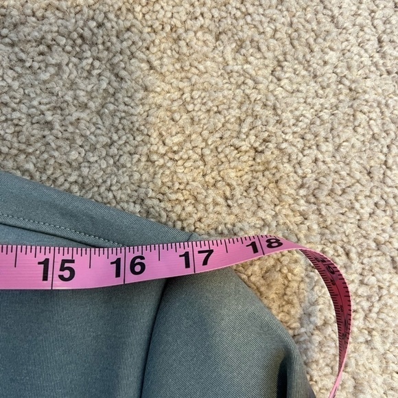 Nike Women’s Gray Thermal Fit Top Size Large NWT - Picture 5 of 10